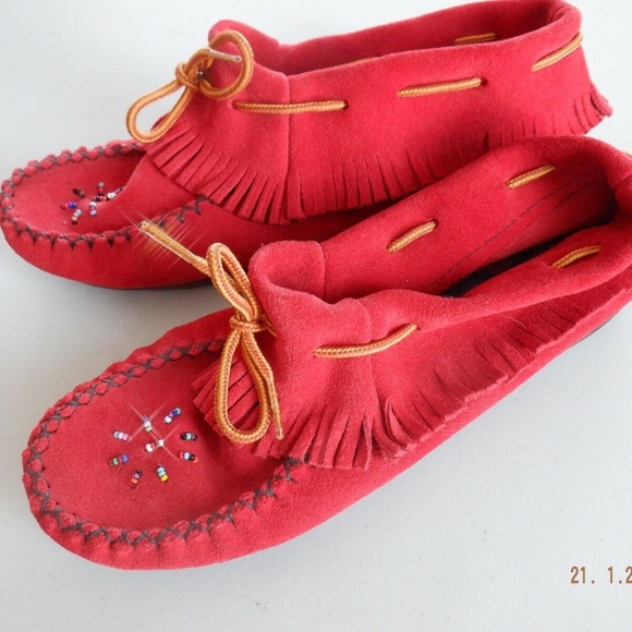 Huron Indians suede moccasins US 7 red with decorative beads - Picture 2 of 12